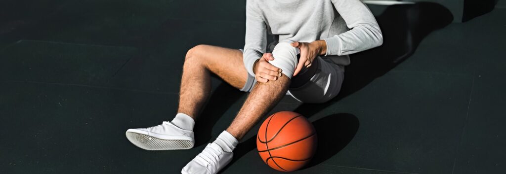 picture of a basketball player he had a pain in his knee